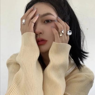 她的双眼背后